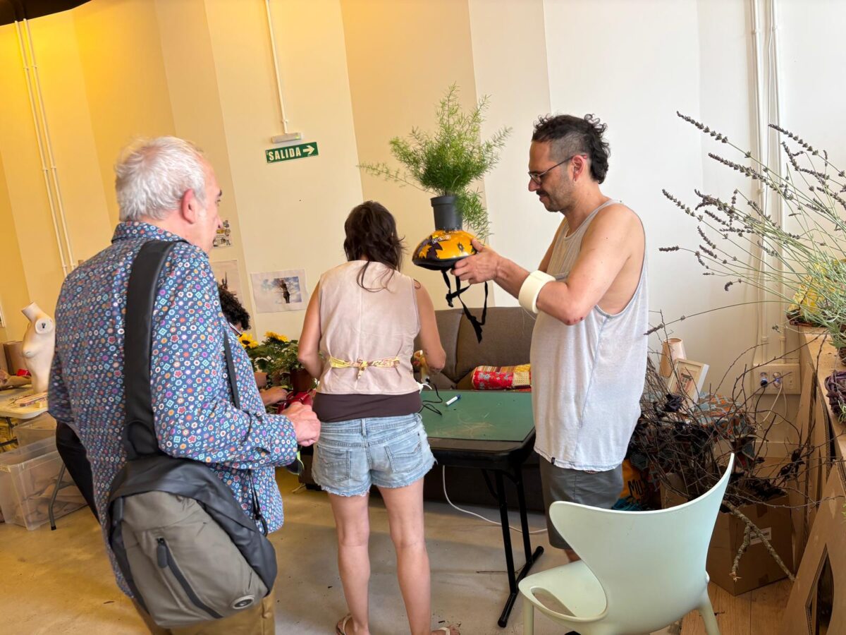 5 Preparando una de las muchas actividades participativas del festival
