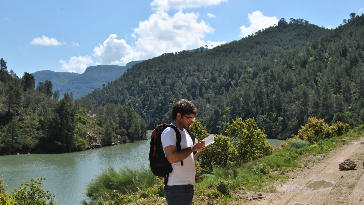 Fotografía de Pablo Ferrer estudiando
plantas junto al río Júcar.