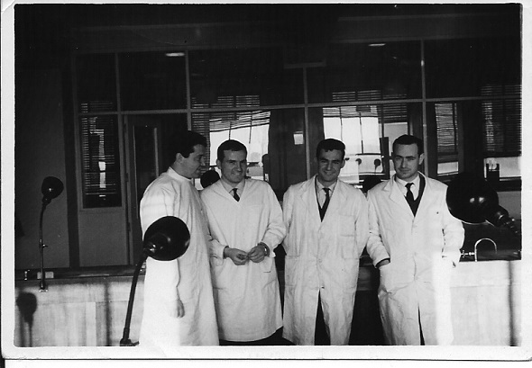 En el laboratori de Botánica al any 1960. Segon per lesquerre p